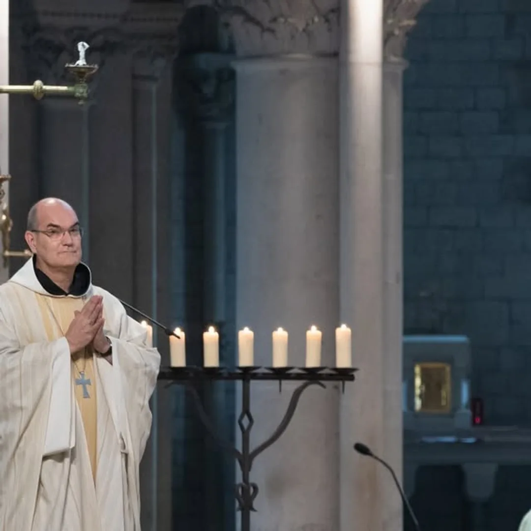 Un moine a l autel, devant le chandelier aux cierges allumes