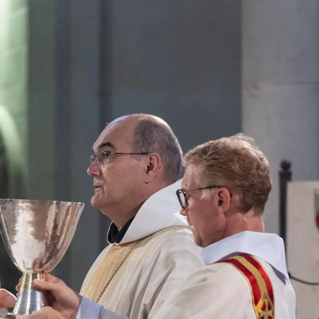 Un celebrant tenant le calice pendant la messe
