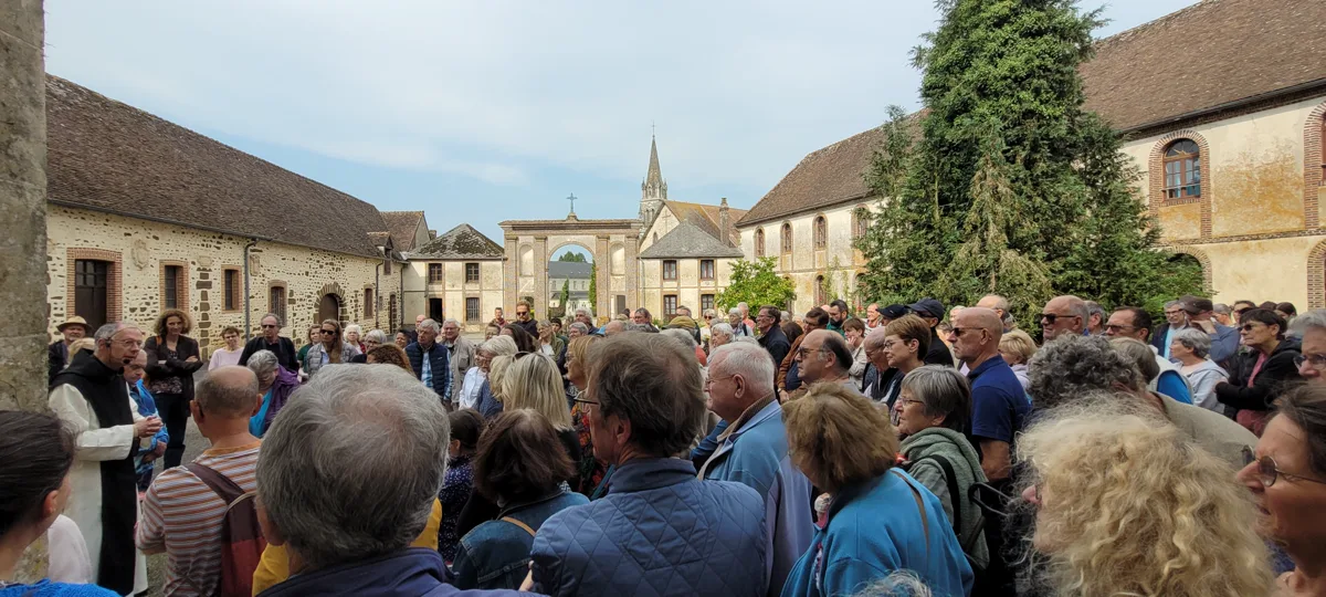 Visiteurs rassemblés dans la cour lors d’une journée portes ouvertes